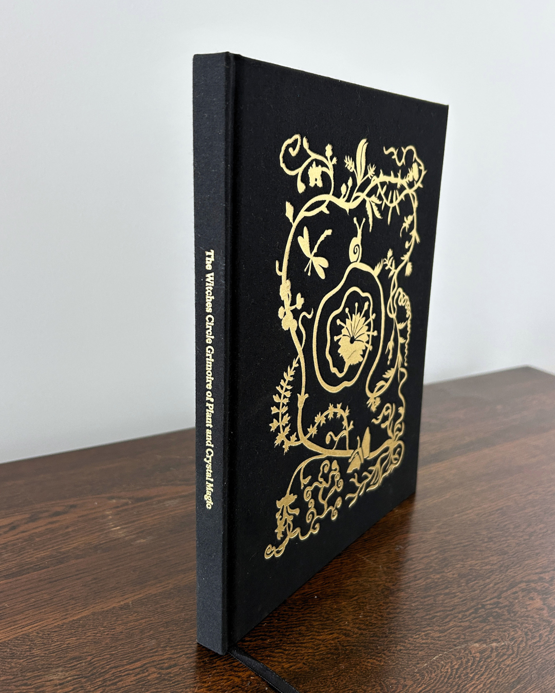 The Secret Grimoire of Plant and Crystal Magic - Volume 01